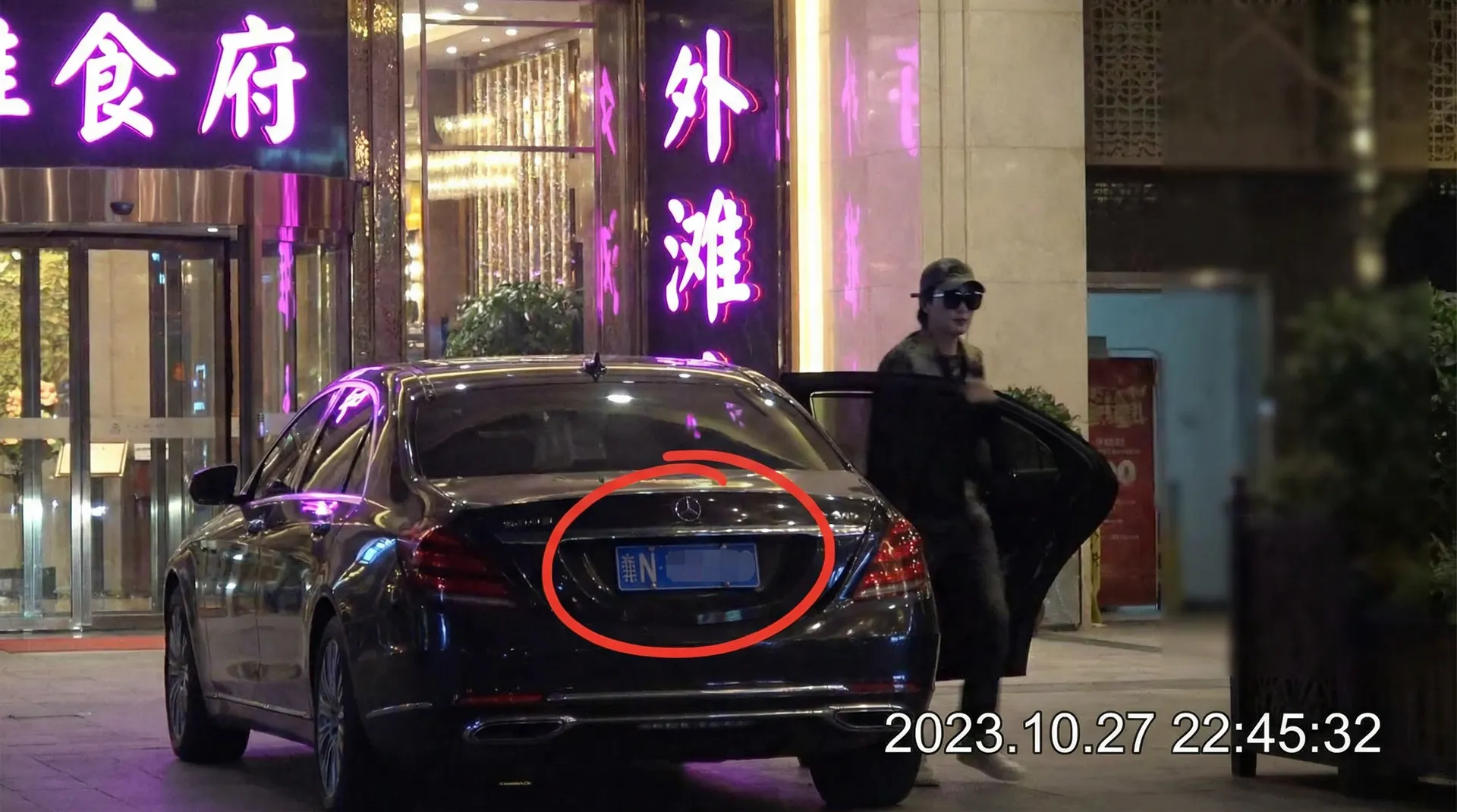 草榴视频最新资讯与原创精选|草榴社区 - 豪车餐厅外被拍