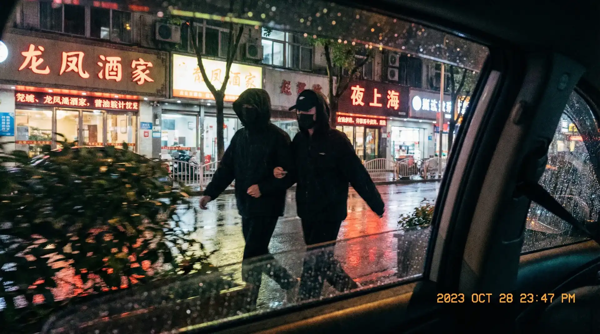 草榴视频最新资讯与原创精选|草榴社区 - 顶流明星深夜密会现场抓拍照片
